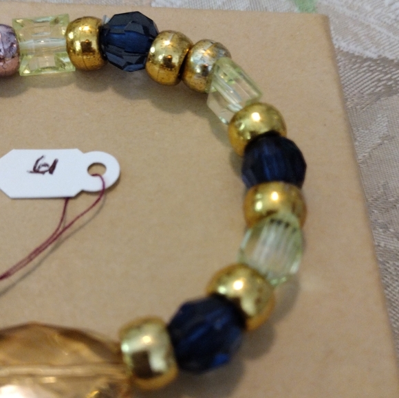 Artemis's Gems custom-made beaded bracelet with large gold gem, black/gold - Picture 4 of 4
